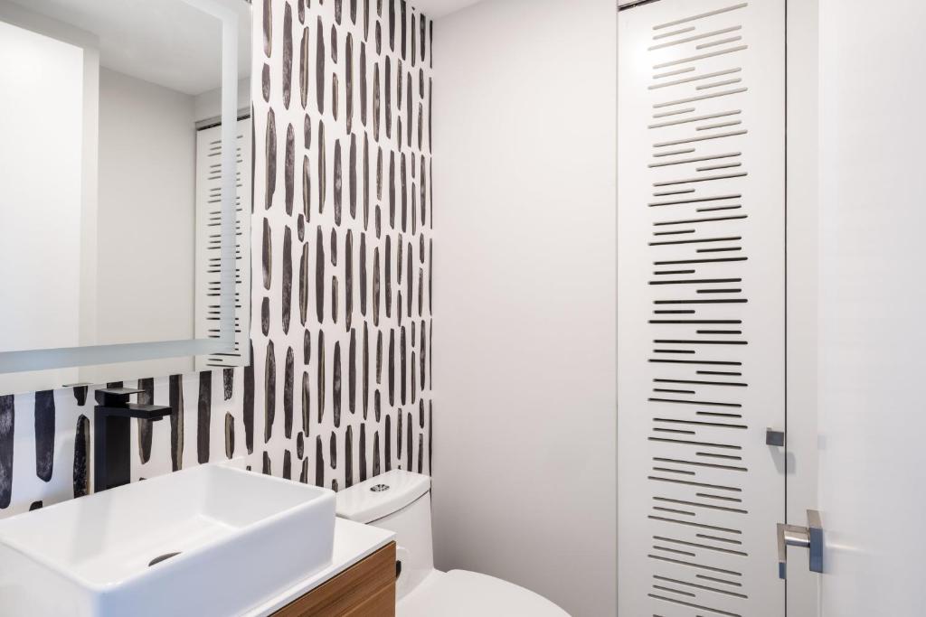 Koupelna v ubytování Atwell Suites Miami Brickell by IHG