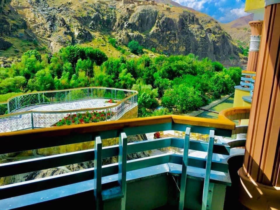 uma varanda com cadeiras e vista para uma montanha em Bam-e Dunya Hotel in Badakhshan 