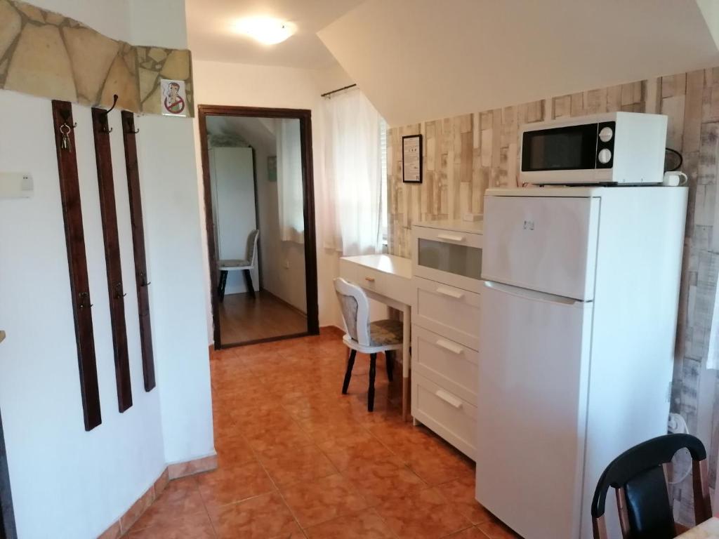 Kuchyň nebo kuchyňský kout v ubytování Tabán Apartman