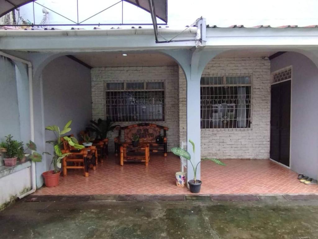 a patio with a table and chairs in a house at La Residencia Tacloban in Tacloban
