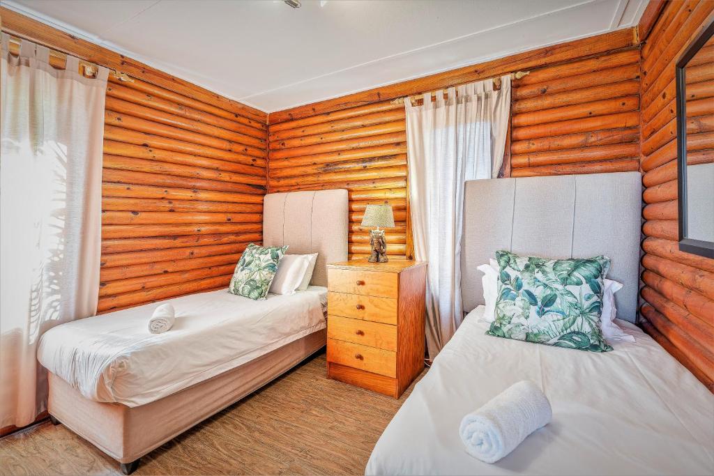 Postel nebo postele na pokoji v ubytování Sunset Lodge