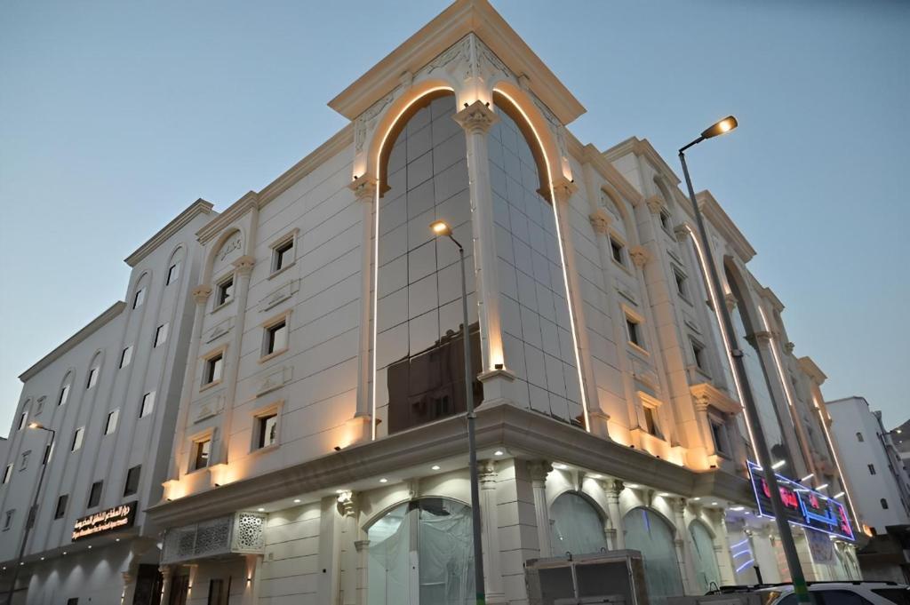 um grande edifício com um arco na lateral em ديار المشاعر للشقق المخدومة Diyar Al Mashaer For Serviced Apartments em Meca