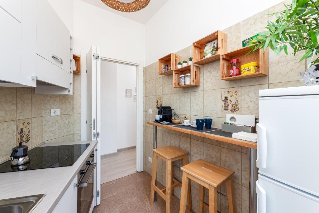 Kuchyňa alebo kuchynka v ubytovaní Apartment near to San Peter Vatican JOYA ROMA