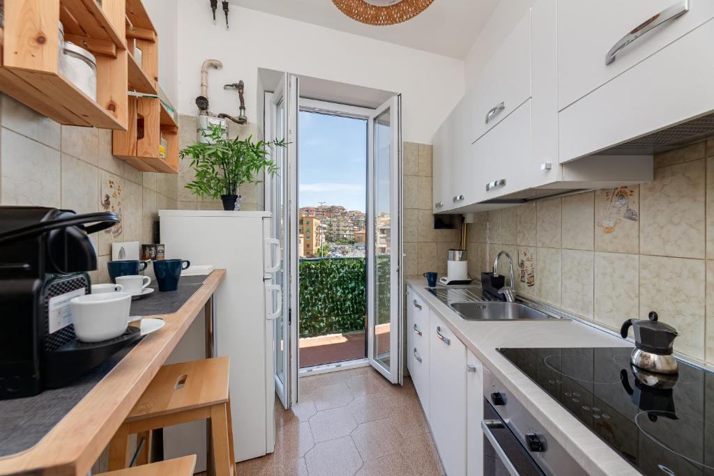 Kuchyňa alebo kuchynka v ubytovaní Apartment near to San Peter Vatican JOYA ROMA