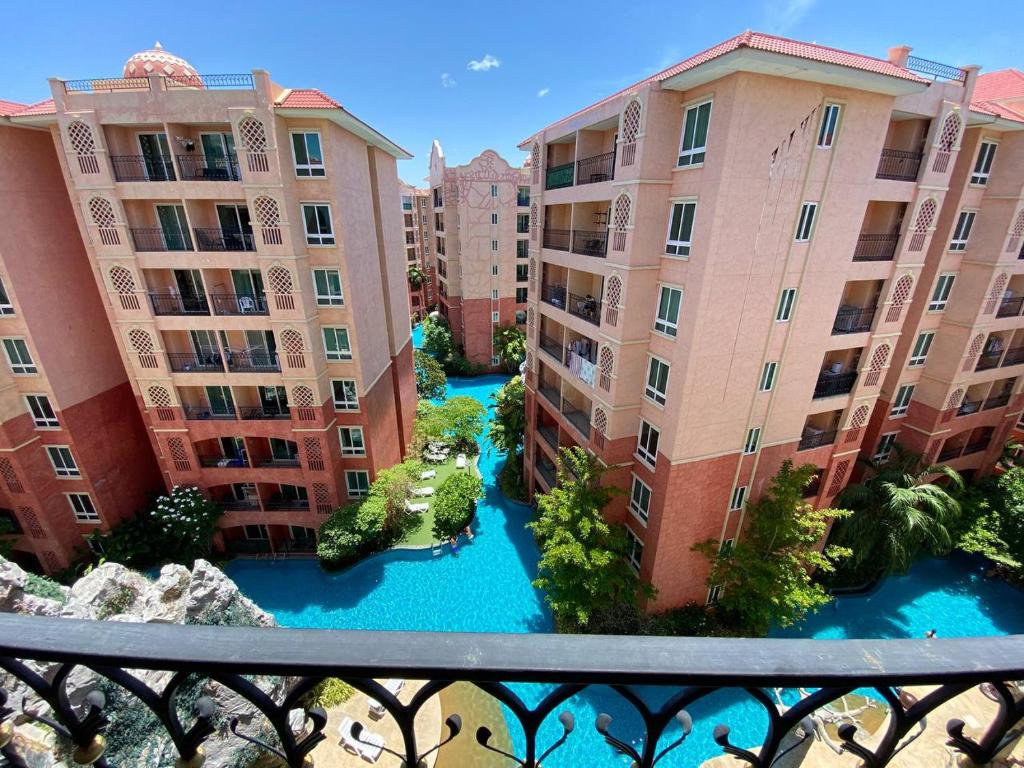 een uitzicht vanaf het balkon van een appartementencomplex bij ΛPΛRTMENTS in Seven Seas condo in Jomtien Beach