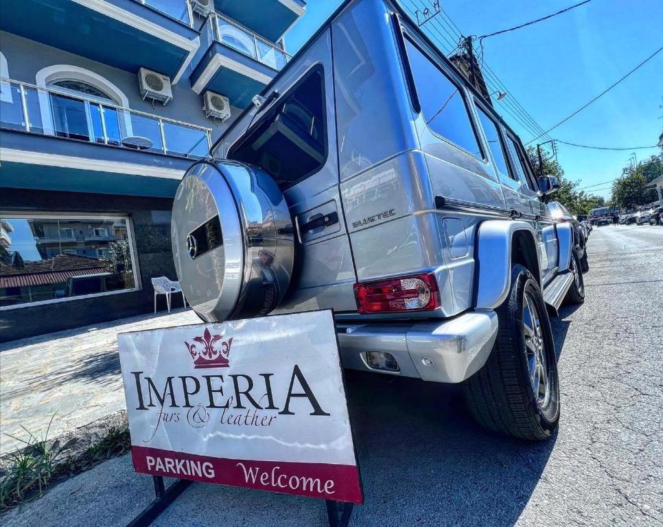 パラリア・カテリニスにあるImperia Presidentの通路脇に停車した白いトラック
