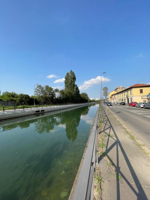 ミラノにあるDe Sùra - La Terrazza sul Naviglioの通りの真ん中の川