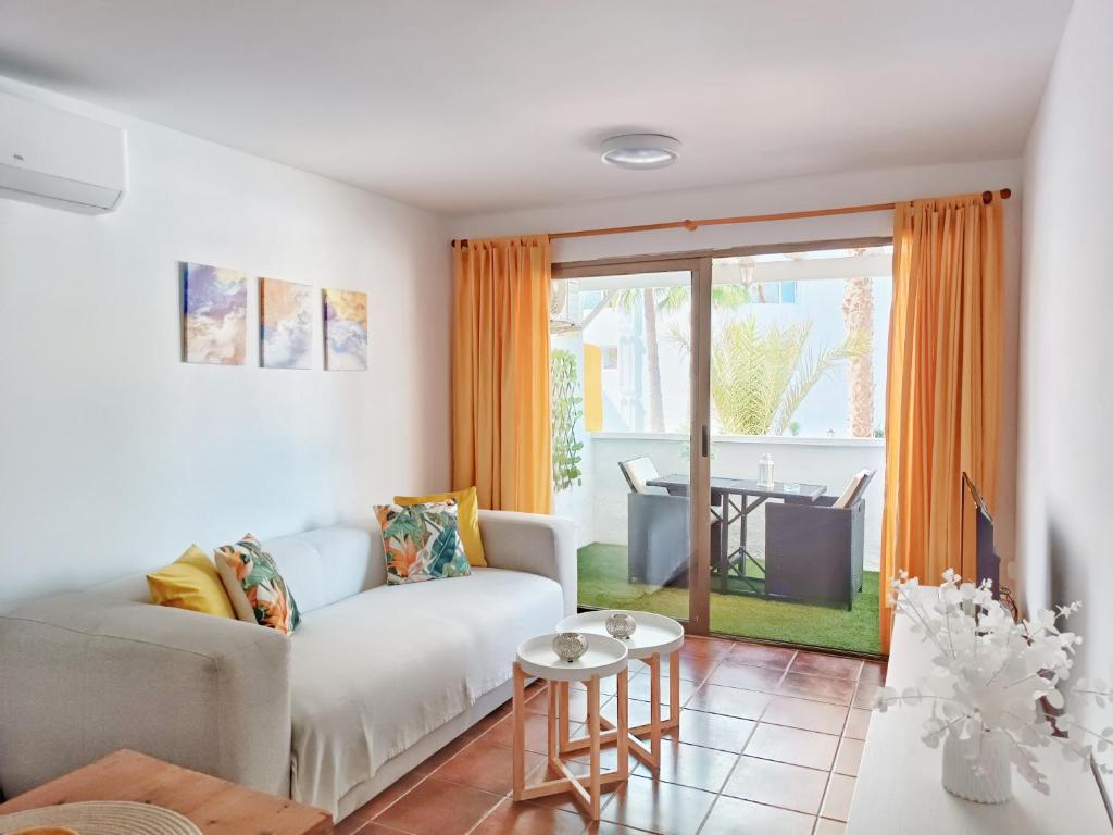 een woonkamer met een bank en een tafel bij Apartamento Los Mangos in Roquetas de Mar