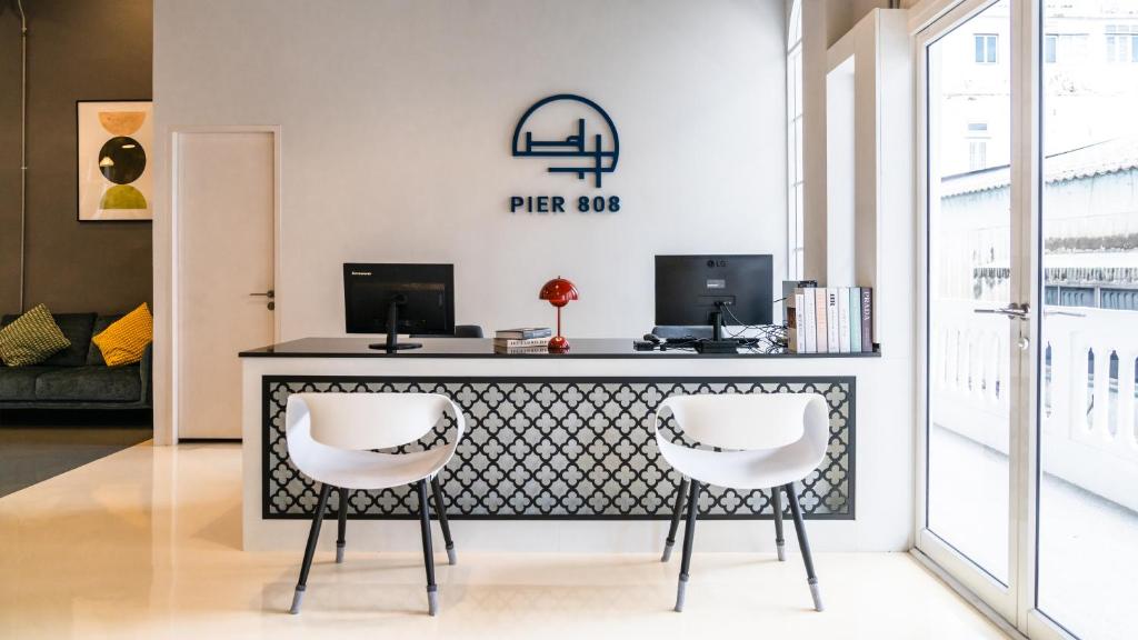 曼谷PIER 808 Hostel的一张桌子和两张白色椅子