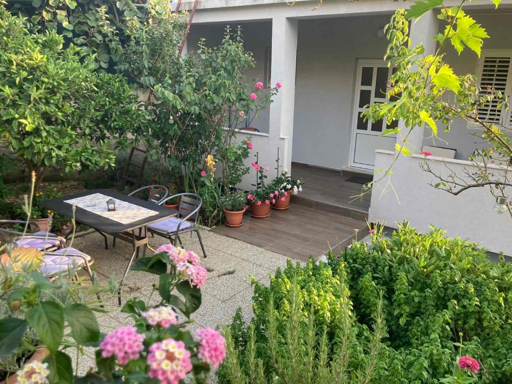 Vonkajšia záhrada v ubytovaní Marija Apartment