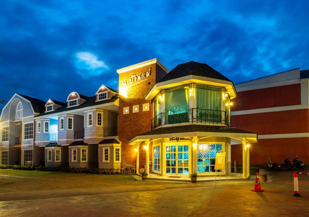 a large building with a balcony on top of it at ณ บ้านแม่ รีสอร์ท in Ban Rai