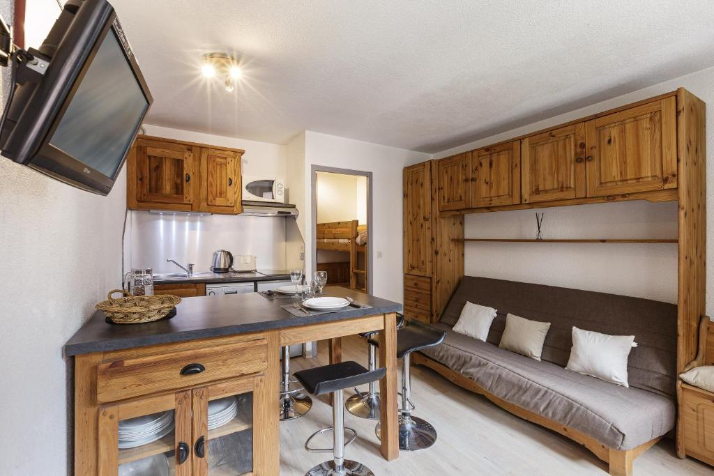 une cuisine avec un bureau et un canapé dans une chambre dans l'établissement Chamonix Sud - Grepon 214 - Happy Rentals, à Chamonix-Mont-Blanc