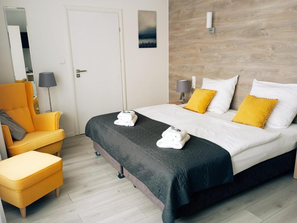 ソポトにあるVilla Flamingのベッドルーム1室(ベッド1台、黄色い椅子付)
