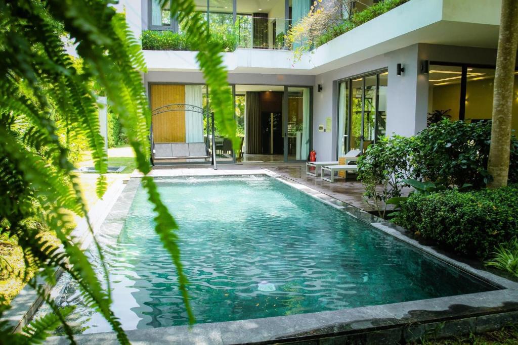 Bazén v ubytovaní Suha Villa- Flamingo Dai Lai Resort alebo v jeho blízkosti