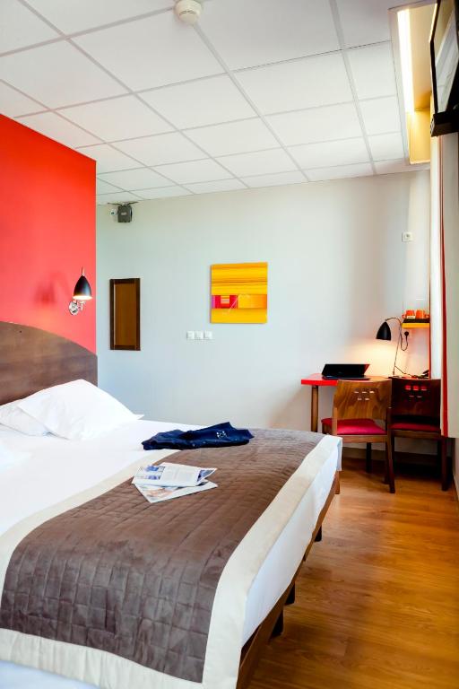 Postel nebo postele na pokoji v ubytování Domaine Lyon Saint Joseph