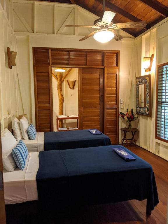 Tempat tidur dalam kamar di Bluff Beach Retreat
