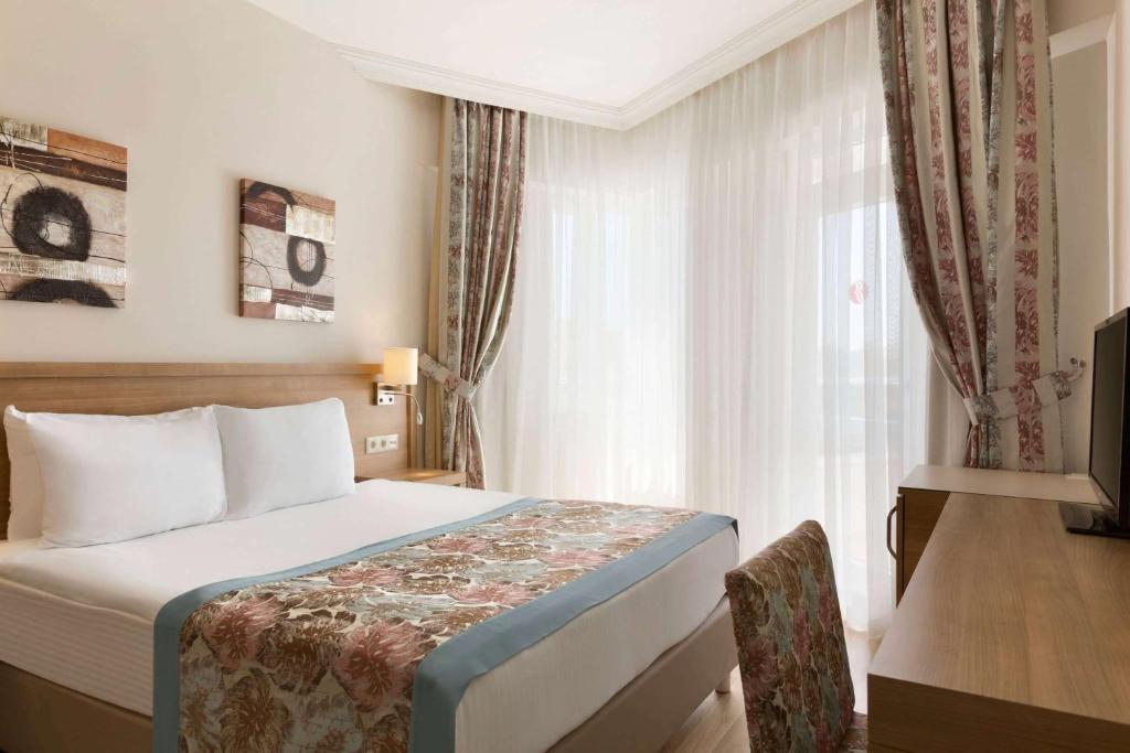 Postel nebo postele na pokoji v ubytování Ramada Resort By Wyndham Lara