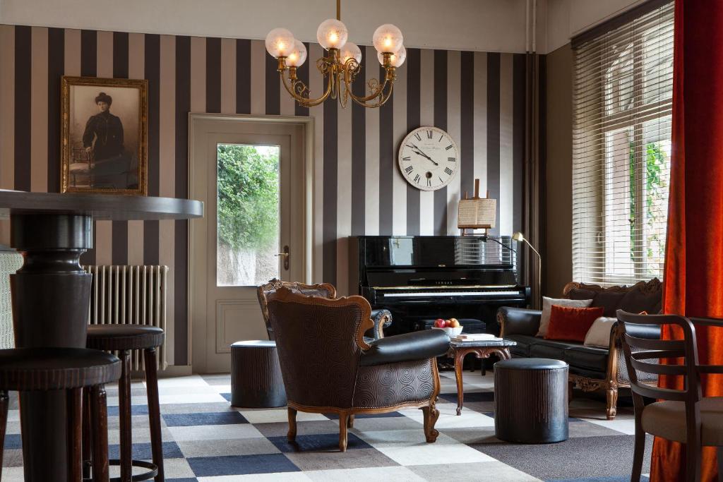 Posezení v ubytování Logis Hôtel Beauséjour Colmar