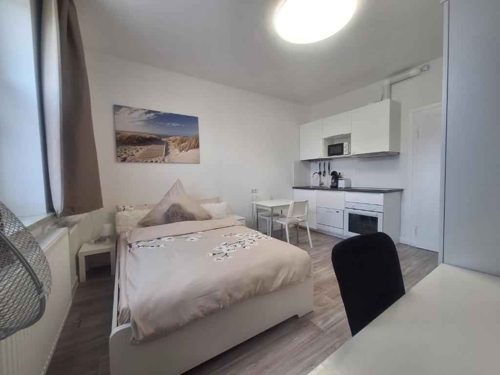 una piccola camera con letto e cucina di Studio Apartment 17 - 2R2 a Essen