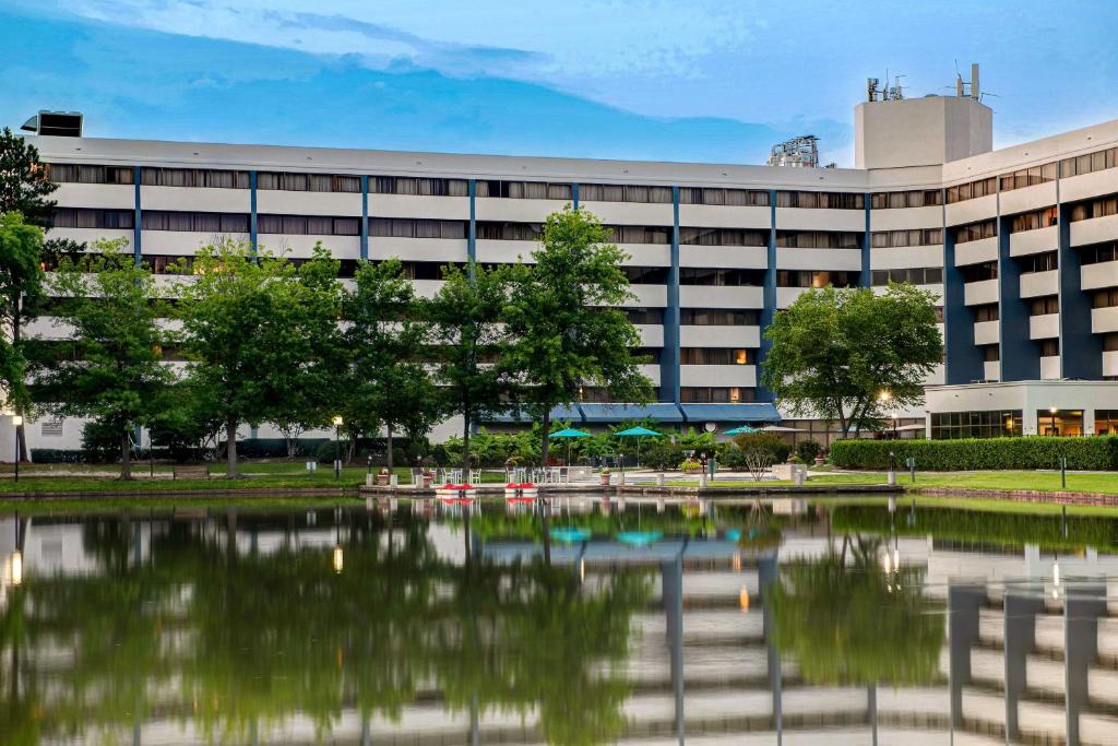 un edificio con un lago frente a él en DoubleTree Suites by Hilton Raleigh-Durham, en Durham