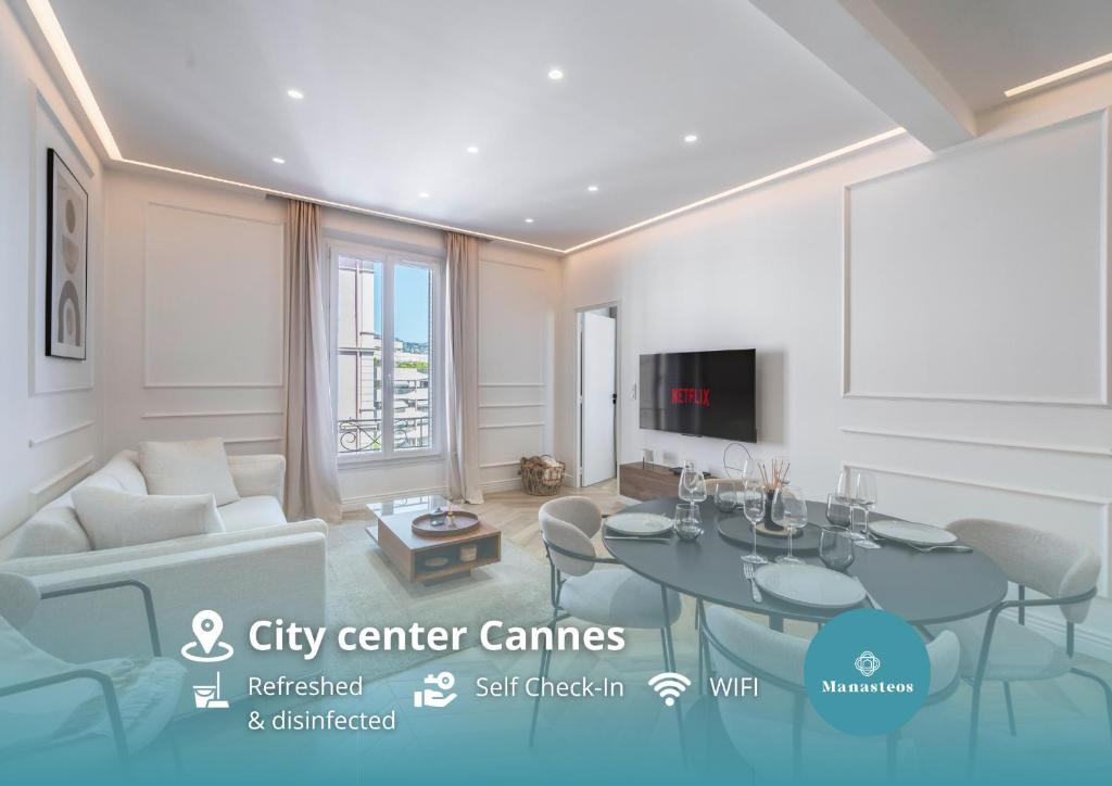 un salon avec une table et un canapé dans l'établissement Centre - 5mn Palais - Plages - Croisette - AX, à Cannes