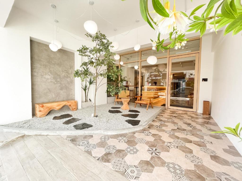eine Lobby mit einem Tisch und Stühlen in einem Gebäude in der Unterkunft Sleep Box Penang in George Town