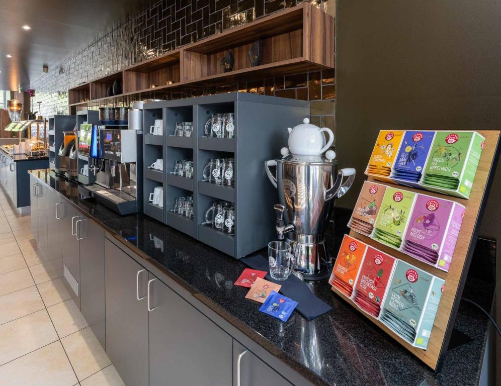 Příslušenství pro přípravu čaje a kávy v ubytování PLAZA Premium Karlsruhe