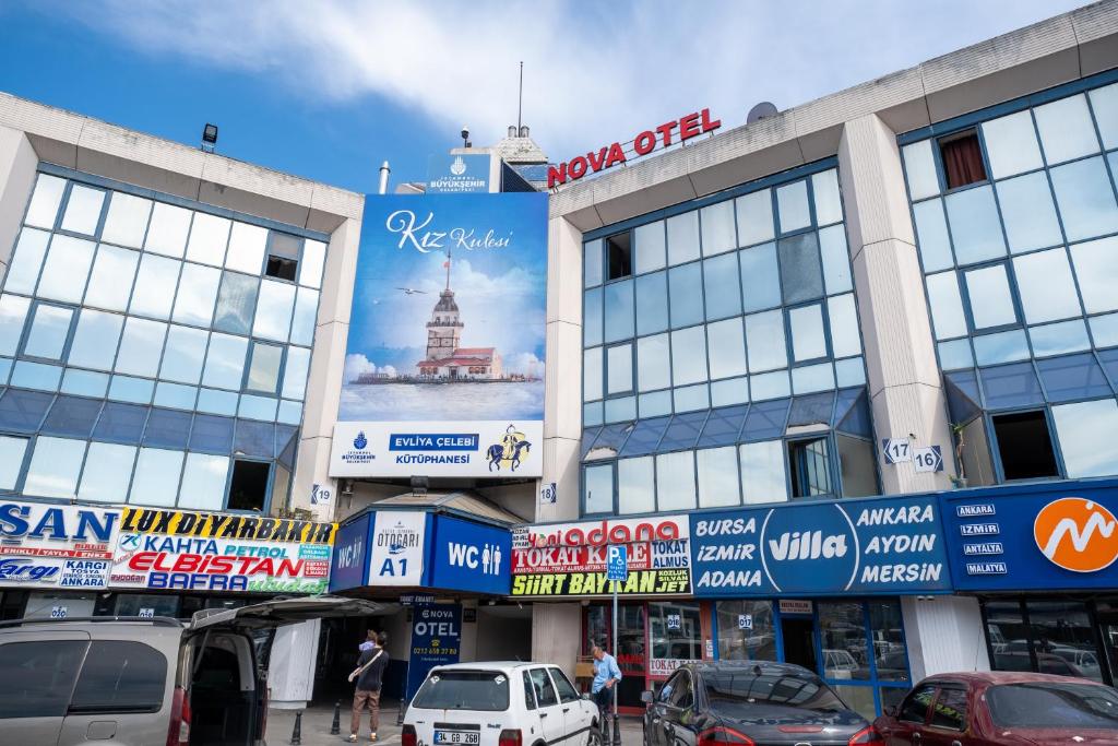 um edifício com carros estacionados em frente em Istanbul Nova Hotel em Istambul