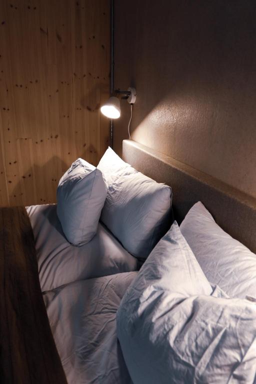 Postel nebo postele na pokoji v ubytování Sångbergs Hotell