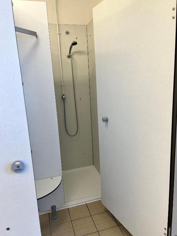 Łazienka w obiekcie Auberge de jeunesse HI Poitiers
