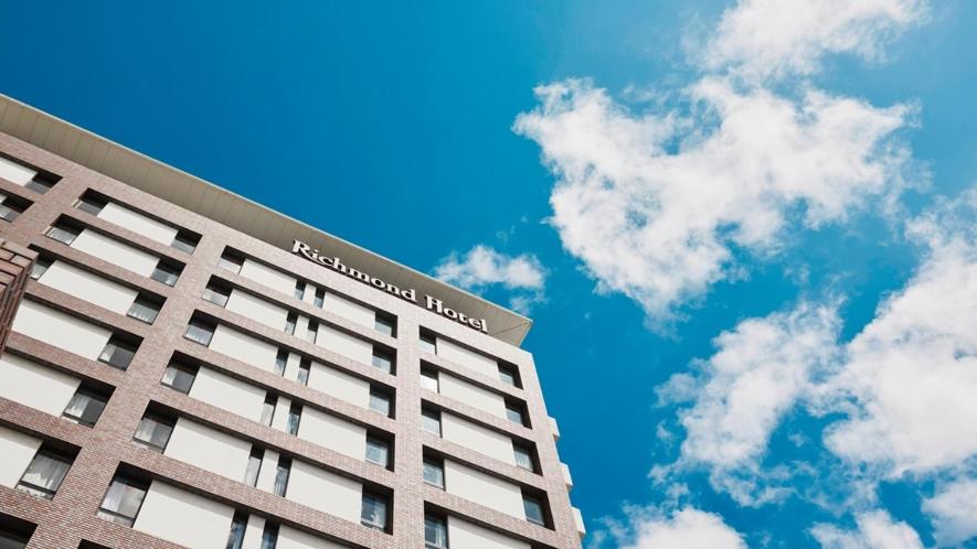 Un edificio alto con il cielo sullo sfondo di Richmond Hotel Nagasaki Shianbashi a Nagasaki