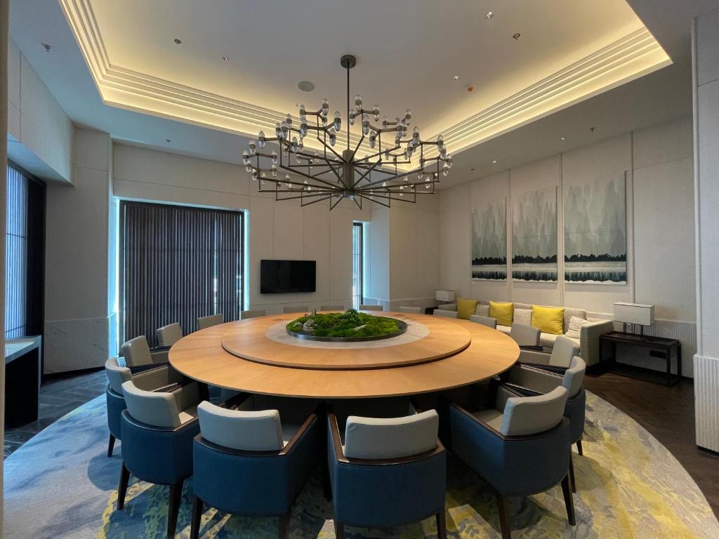 TV a/nebo společenská místnost v ubytování The Westin Wuhan Hanyang