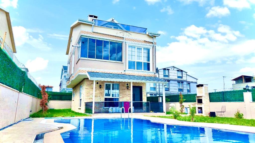 een huis met een zwembad ervoor bij Marmara luxury villa in Marmaraereglisi