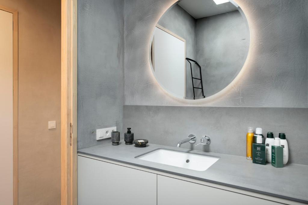 La salle de bains est pourvue d'un lavabo et d'un miroir. dans l'établissement Nuit Blanche, à Oud-Heverlee