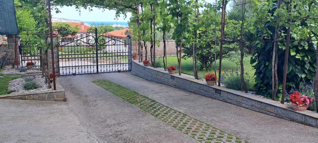 PobegiにあるApartma DOROの鉢植えの柵