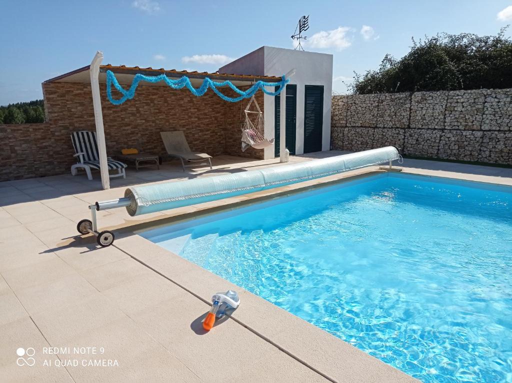 - une piscine dans un jardin avec une piscine dans l'établissement chez Sylvie et Alain, 
