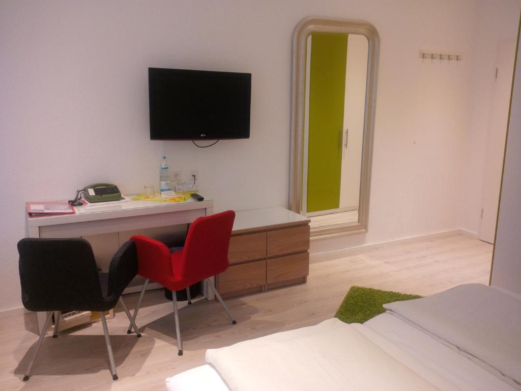 TV a/nebo společenská místnost v ubytování Hotel Barbarossa Karlsruhe Stadtmitte