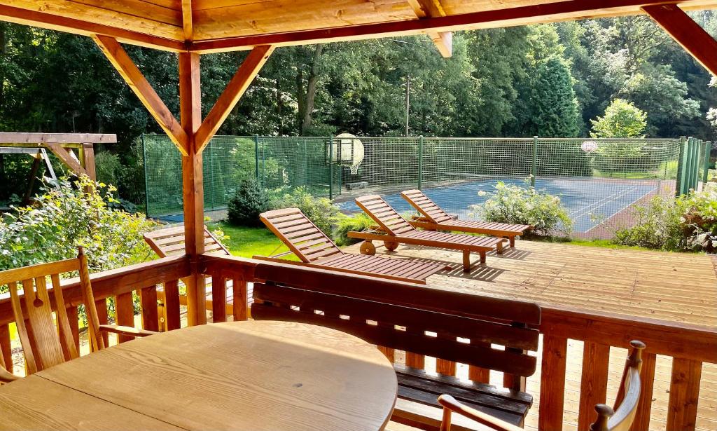 Ogród w obiekcie Penzion Kokorin Forest Villa
