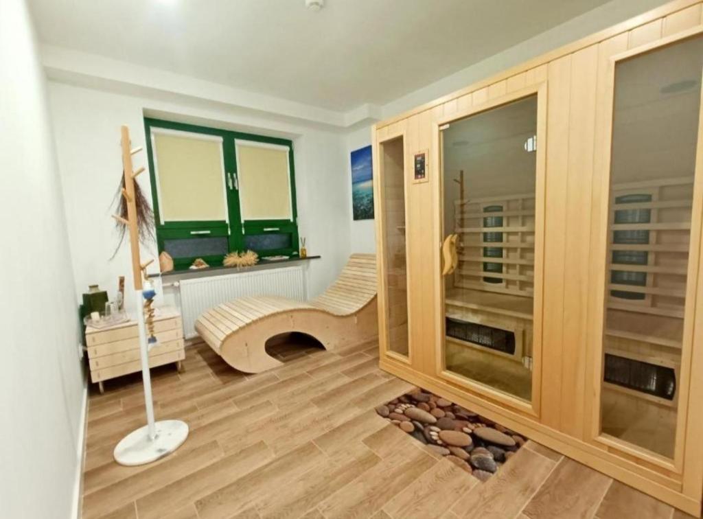 een woonkamer met een bank en ramen bij Mirror Apartment in Serock