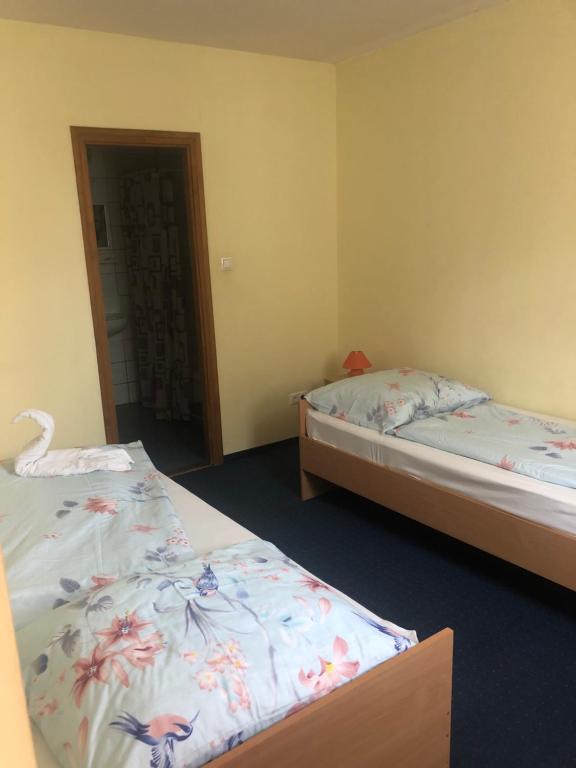 Postel nebo postele na pokoji v ubytování City Hotel Siófok