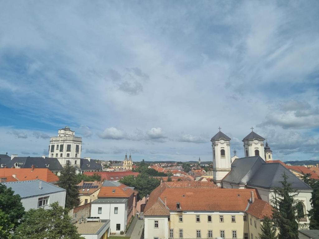 Nespecifikovaný výhled na destinaci Eger nebo výhled na město při pohledu z hotelu