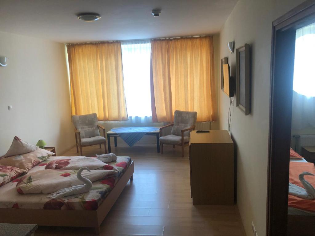 Postel nebo postele na pokoji v ubytování City Hotel Siófok