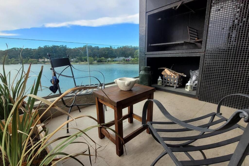 een patio met een tafel en stoelen en een televisie bij Precioso apartamento en moderno edificio in Montevideo