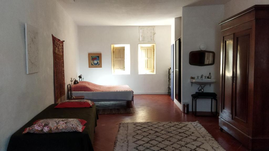 un salon avec un lit et un canapé dans l'établissement Le Palazzo d'Orgon - chambre d'hôtes dans les Alpilles, à Orgon