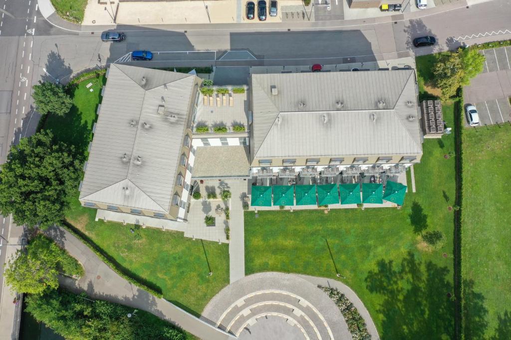 Bazén v ubytování Karls Hotel nebo v jeho okolí