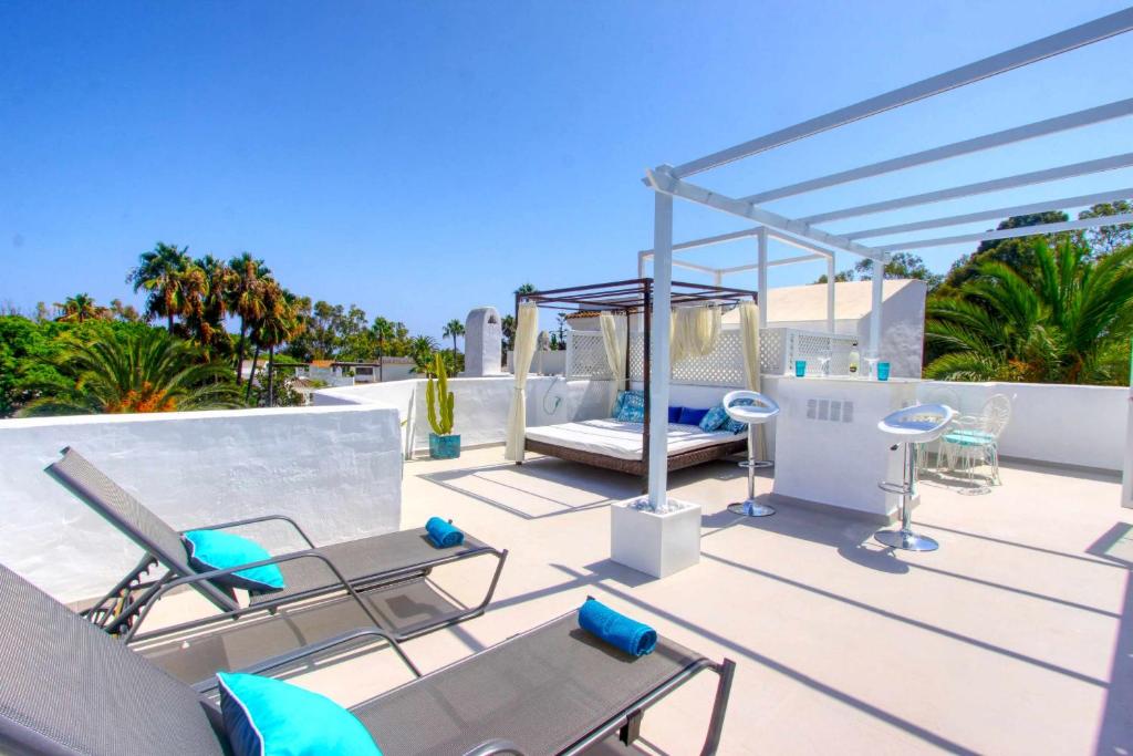 マルベーリャにある1108 Beachfront 2 apartments with roofterrace 80mtrgt; beach 3 poolsのパティオ(椅子付)、屋上ブランコ