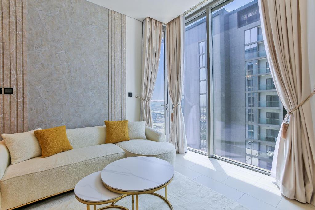 Posezení v ubytování Luxury StayCation - Stylish Apartment With Balcony And City Views
