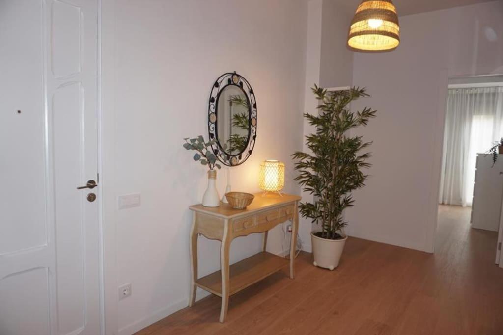 een kamer met een tafel met een spiegel en een plant bij Casa de pueblo en centro de Ondara recién reformada in Ondara