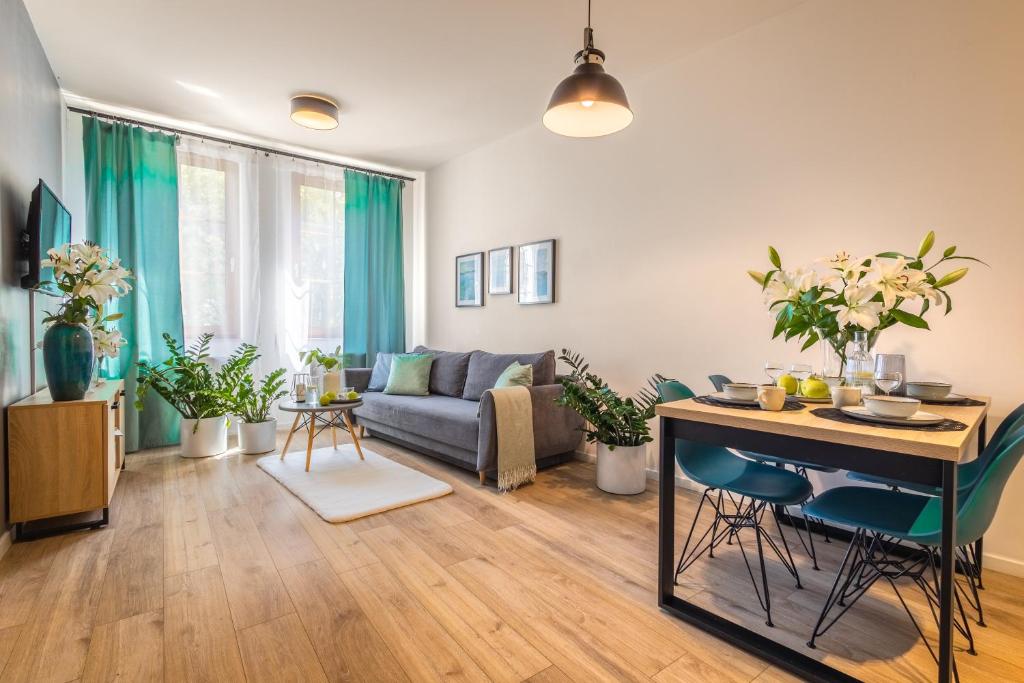 弗次瓦夫的住宿－Apartament24 Stare Miasto Wrocław，客厅配有沙发和桌子