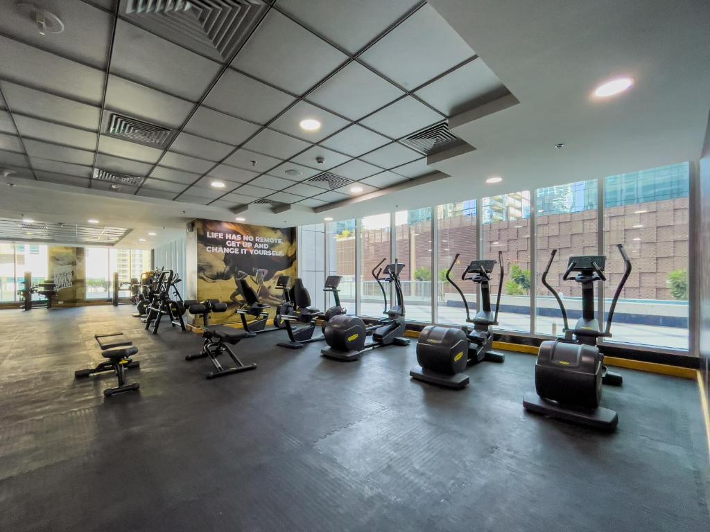 Fitness centrum a/nebo fitness zařízení v ubytování Marco Polo - Stylish and Spacious 2 BR with Marina, City Views